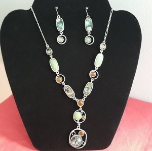 ❤❤❤BEAUTIFUL NECKLACE AND EARRINGS